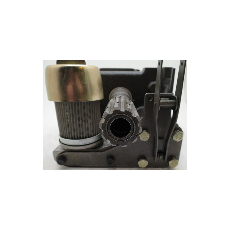 POMPA Z JARZMEM MF 1684582M92