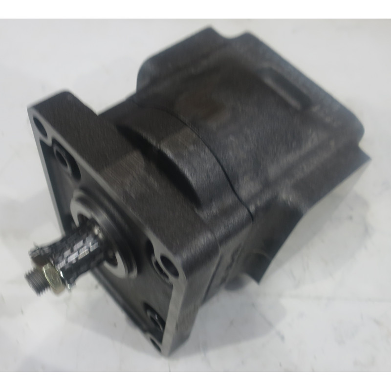 SILNIK HYDRAULICZNY 2TR044B 0354P MCCONNELL 8301304